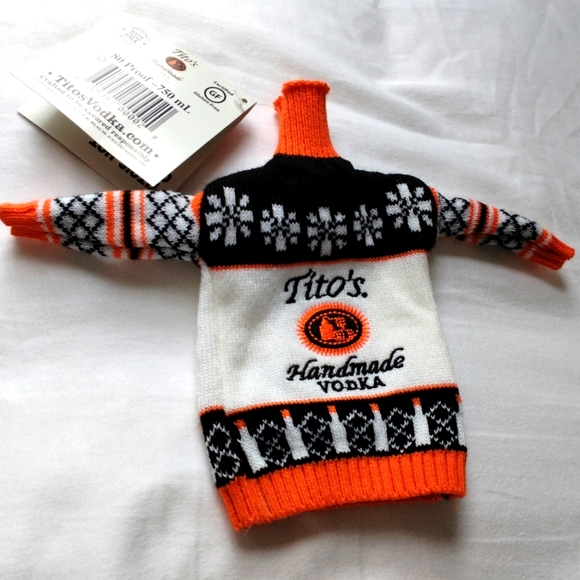 Tito’s Vodka Holiday Ugly Mini Sweater Bottle Topper with Gift Tag NEW Barware - Picture 2 of 3